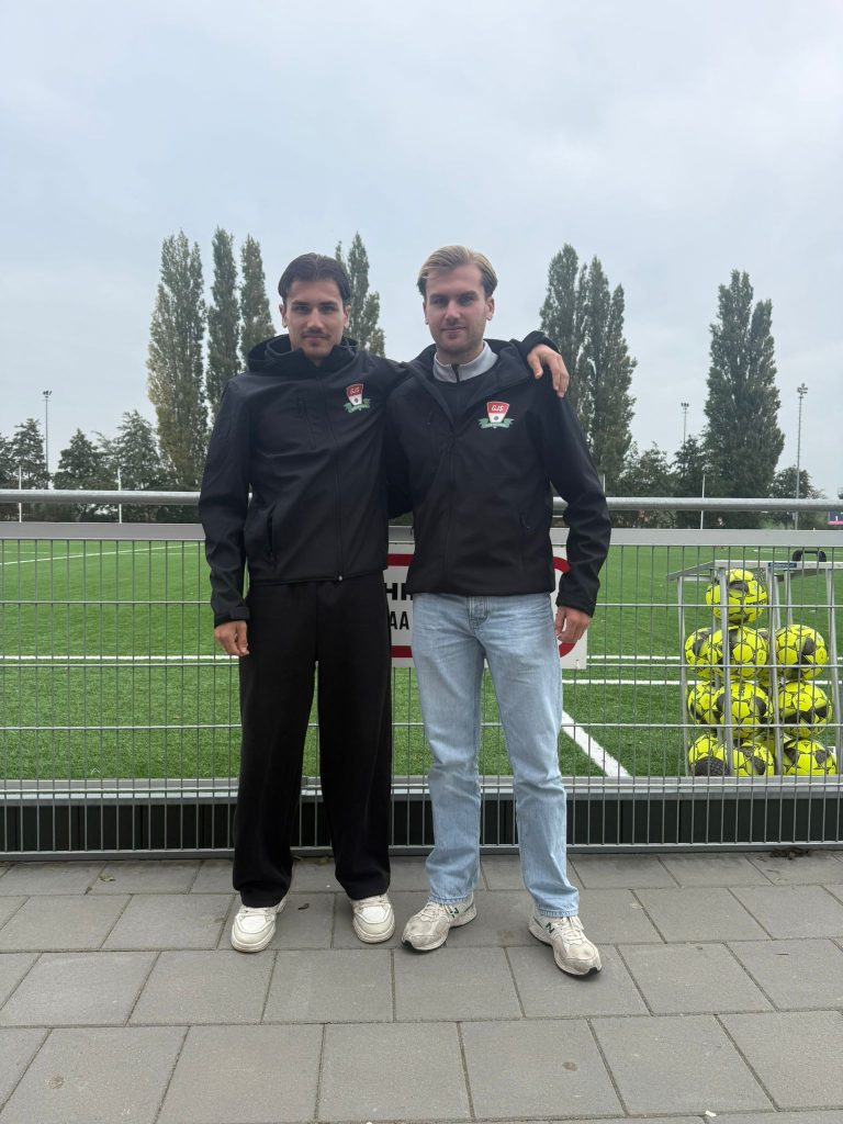 Broers Guus en Sjoerd Houdcamp pakken GJS pakken elkaar harder aan dan anderen Broers Guus en Sjoerd Houdcamp pakken GJS pakken elkaar harder aan dan anderen