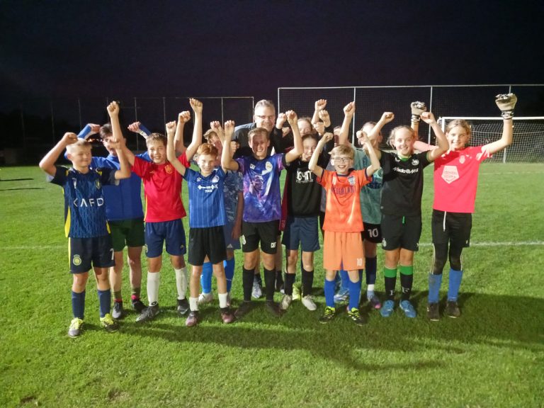 Voorzitter ASH is ook de grensrechter van het eerste elftal Voorzitter ASH is ook de grensrechter van het eerste elftal