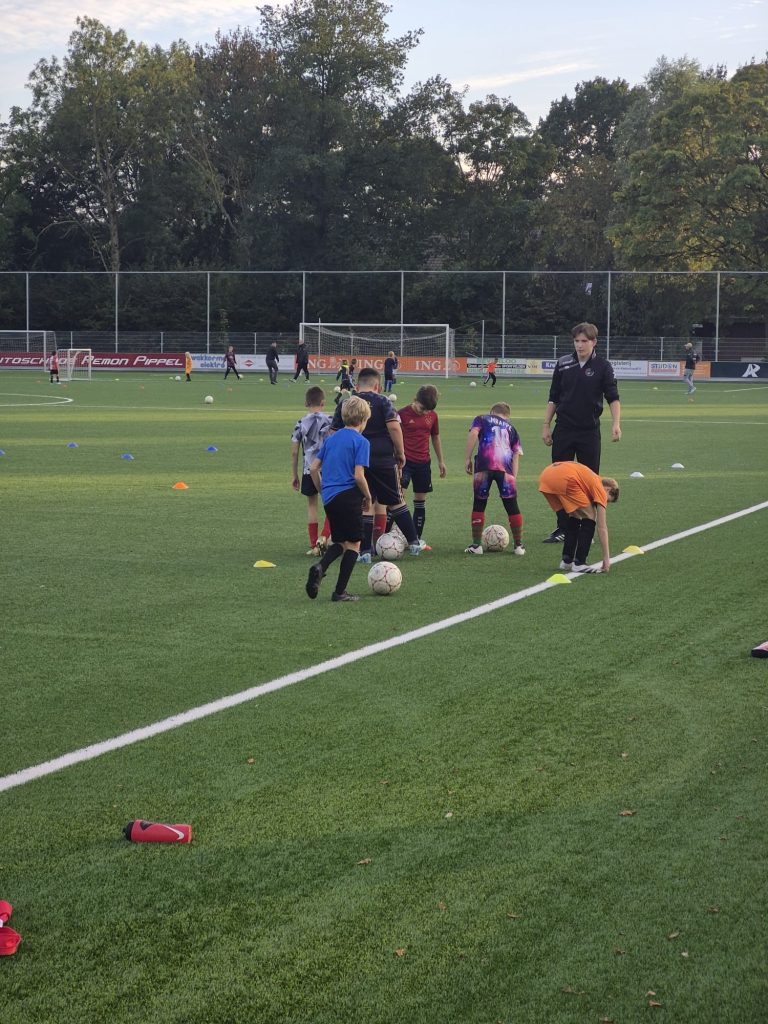 Simon Schatton probeert alsnog te leven met de bal