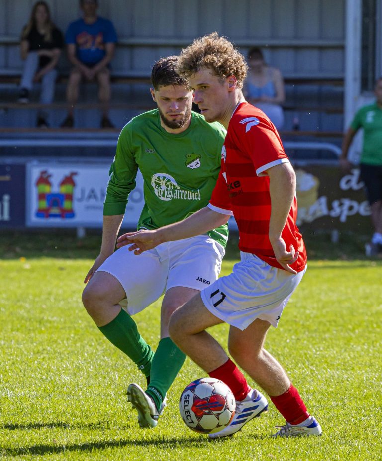 Middenvelder Sten Hoefnagels ziet seizoen vol uitdagingen voor Clinge Middenvelder Sten Hoefnagels ziet seizoen vol uitdagingen voor Clinge