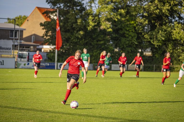 Voetbal is pure en welkome ontspanning voor Femke Maranus