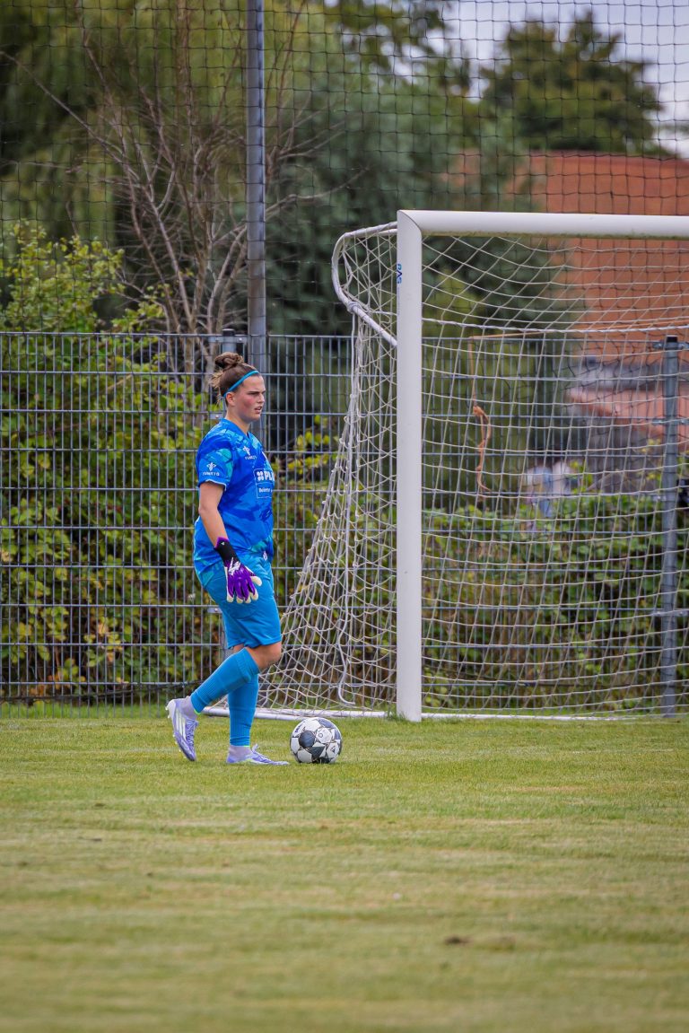 Fleur is keepster bij de mannen van Schoondijke op haar plek Fleur is keepster bij de mannen van Schoondijke op haar plek