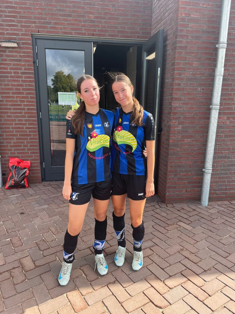 Oranje-debuut voor HRC-tweeling Zoë en Esmée van Santen Oranje-debuut voor HRC-tweeling Zoë en Esmée van Santen