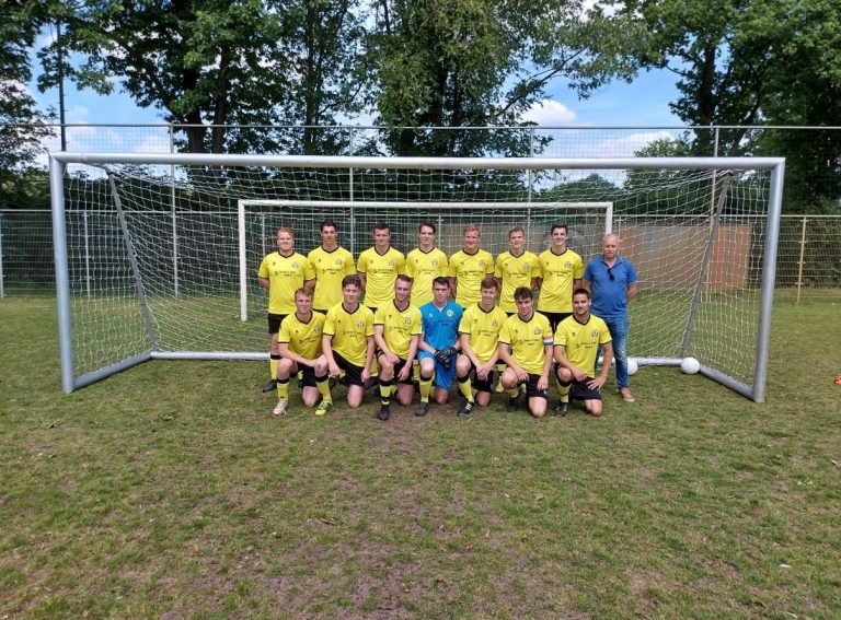 Vrienden, voetbal en Mallorca: het tweede elftal van OVV’67 leeft op het veld én daarbuiten