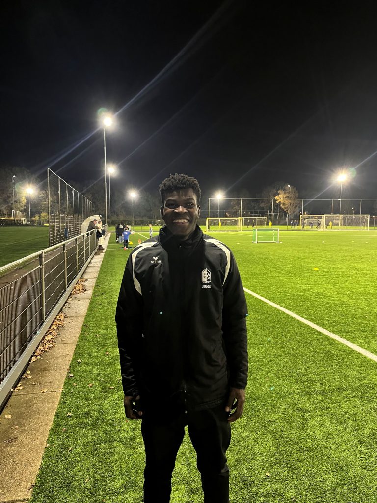 ‘Profvoetbal is door mijn knieën niet realistisch’