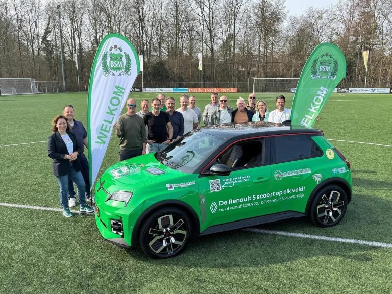 Professionele taferelen bij BSM: Spelers krijgen auto van de club
