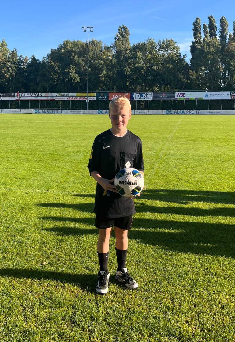 Niels Brouwer is pas 12 jaar oud en nu al scheidsrechter