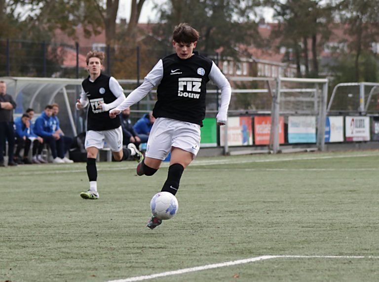 Jonge buitenspeler Kas Voges (17) droomt van betaald voetbal