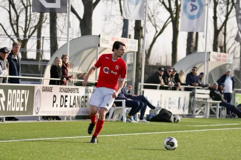 Bart Driesse schuift door bij vv Rhoon: van topscorer naar penningmeester