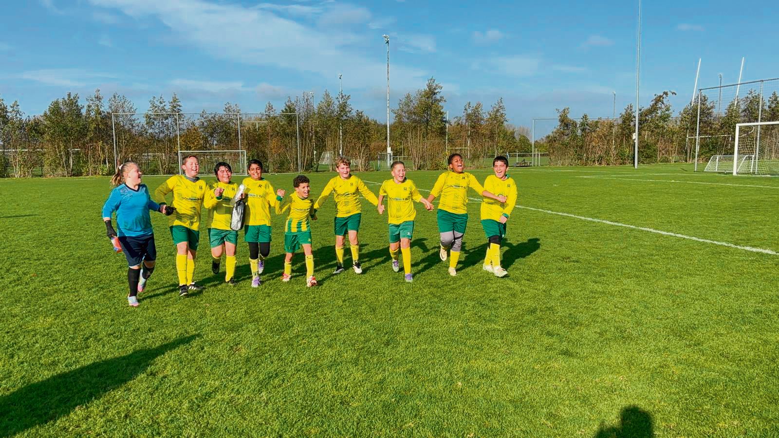 ‘Bij Rijnmond Hoogvliet Sport bruist de jeugd van energie: het lijkt soms wel een mierennest’