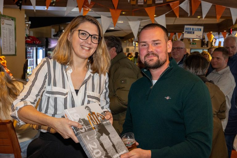Jubileumboek Oranje Wit is ‘mooie reis door de tijd’