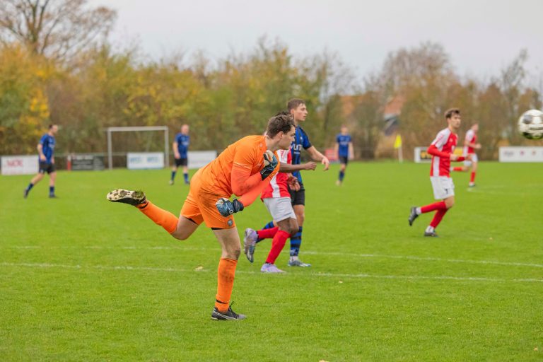 Stratenmaker Daan van der Cingel rots in de branding onder lat bij SKNWK