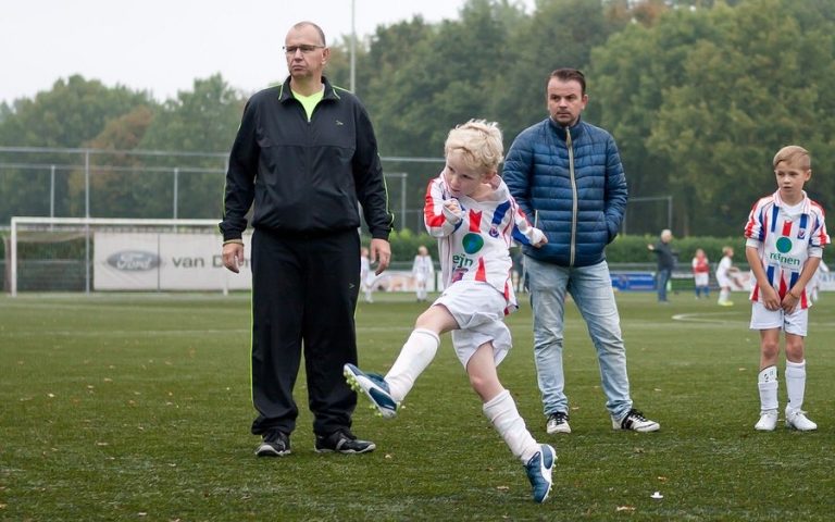 Jong talent Gijs Janse (17) maakt stappen bij VV Klundert: “Ik wil dit seizoen meer minuten maken in het eerste”