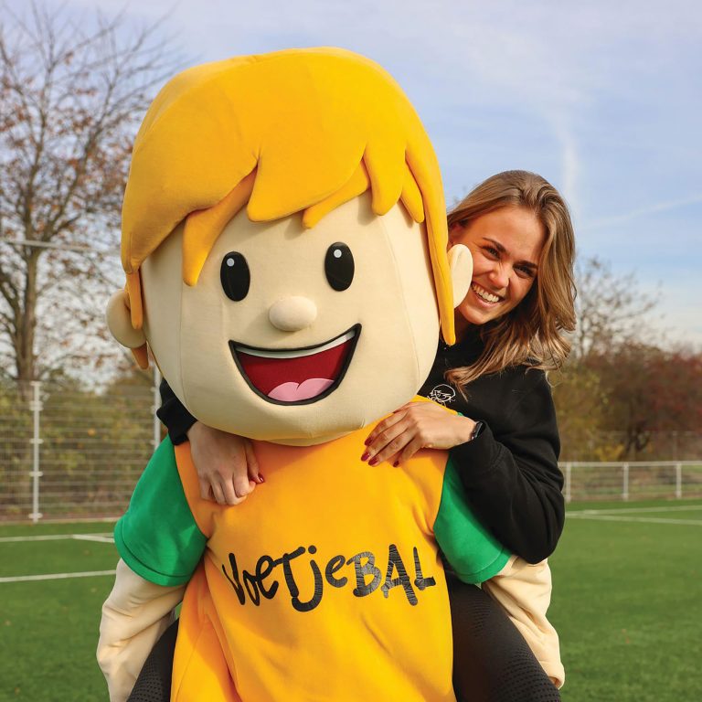 Voetjebal krijgt gezicht door Kiki Zandwijk “Kleine voetjes, groot plezier”