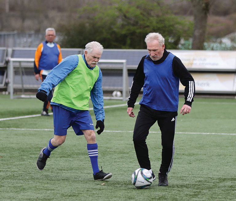 Walking Football in Ridderkerk: waar voetbal, vriendschap en vitaliteit samenkomen