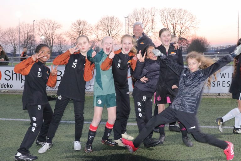 Meidenvoetbal in de lift bij Smitshoek: hecht team MO12 groeit razendsnel