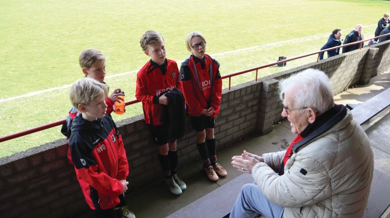 Alliance-legende en oud-international Van Zeggeren 80 jaar lid: ‘Hij is goud waard’