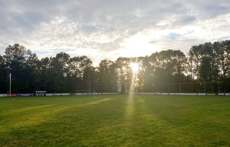 vv SNS keert terug: Voetballers gezocht voor herstart in Stad aan ’t Haringvliet!
