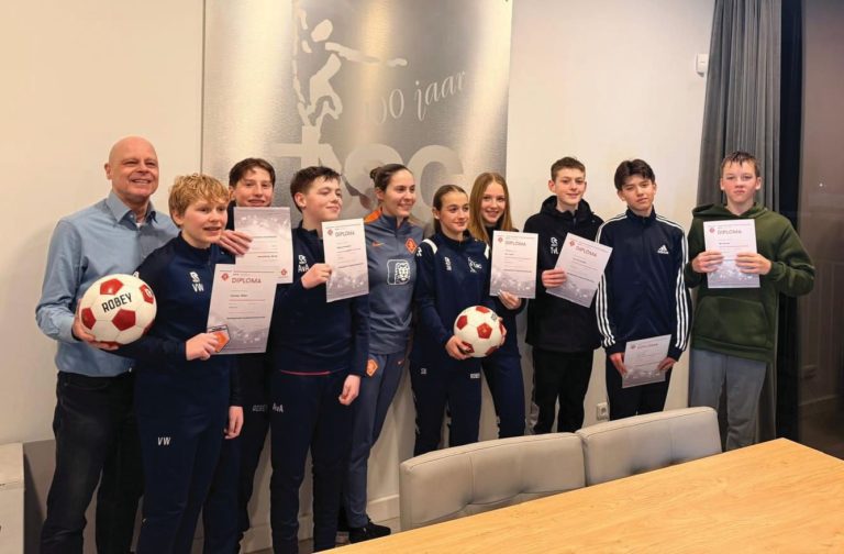 TSC leidt eigen pupillenscheidsrechters op