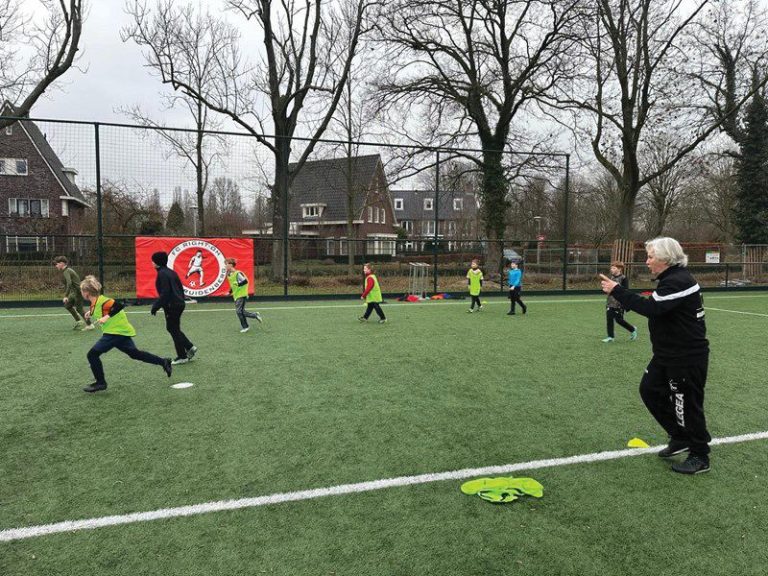 F.C. Right-Oh verbindt generaties: “Het voelt hier echt als één grote familie”