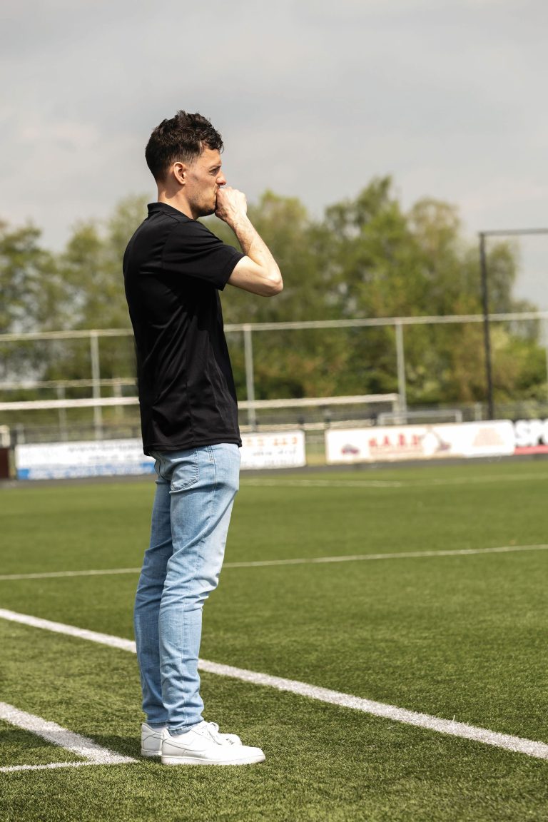 MAARTEN BROUWER ROLT TOEVALLIG TRAINERSVAK IN BIJ NOORDELOOS